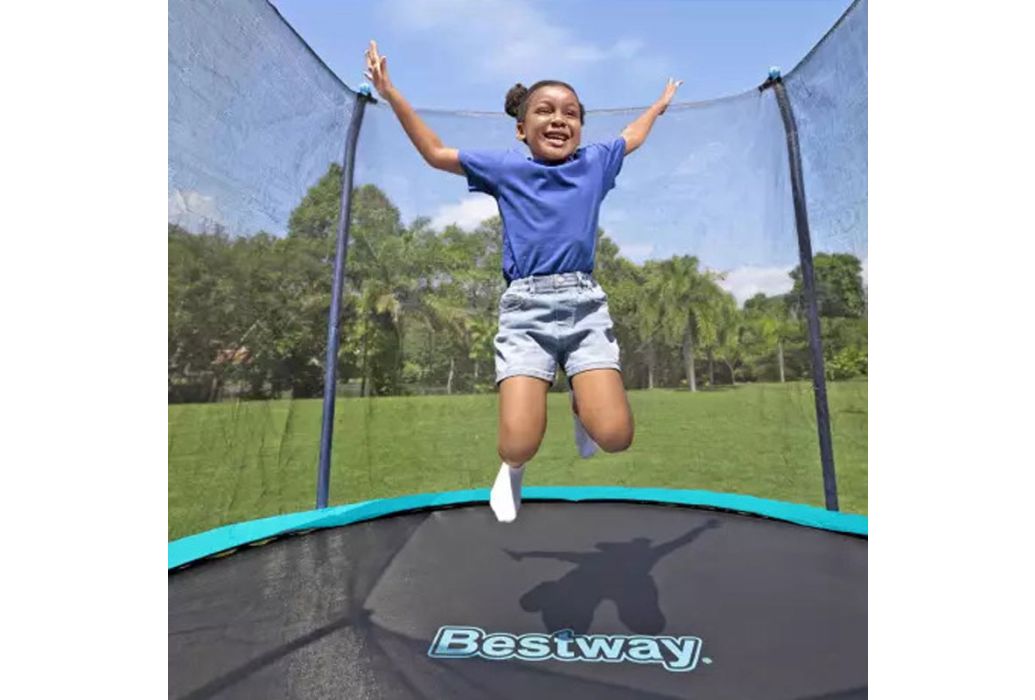 Bestway trampoline met veiligheidsnet Ø 305 cm sfeerfoto