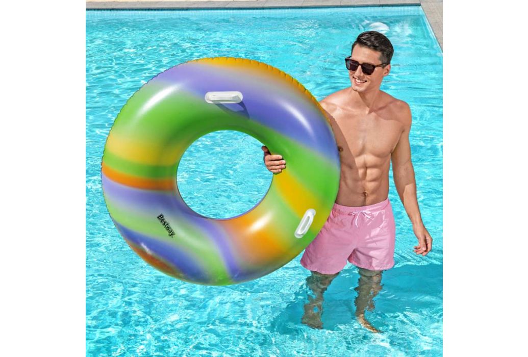 Bestway zwemband regenboog 119 cm met persoon op water 2