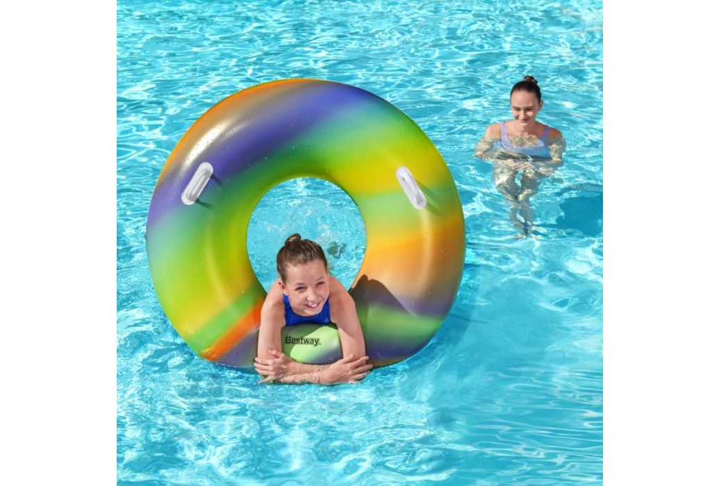 Bestway zwemband regenboog 119 cm met persoon op water 3