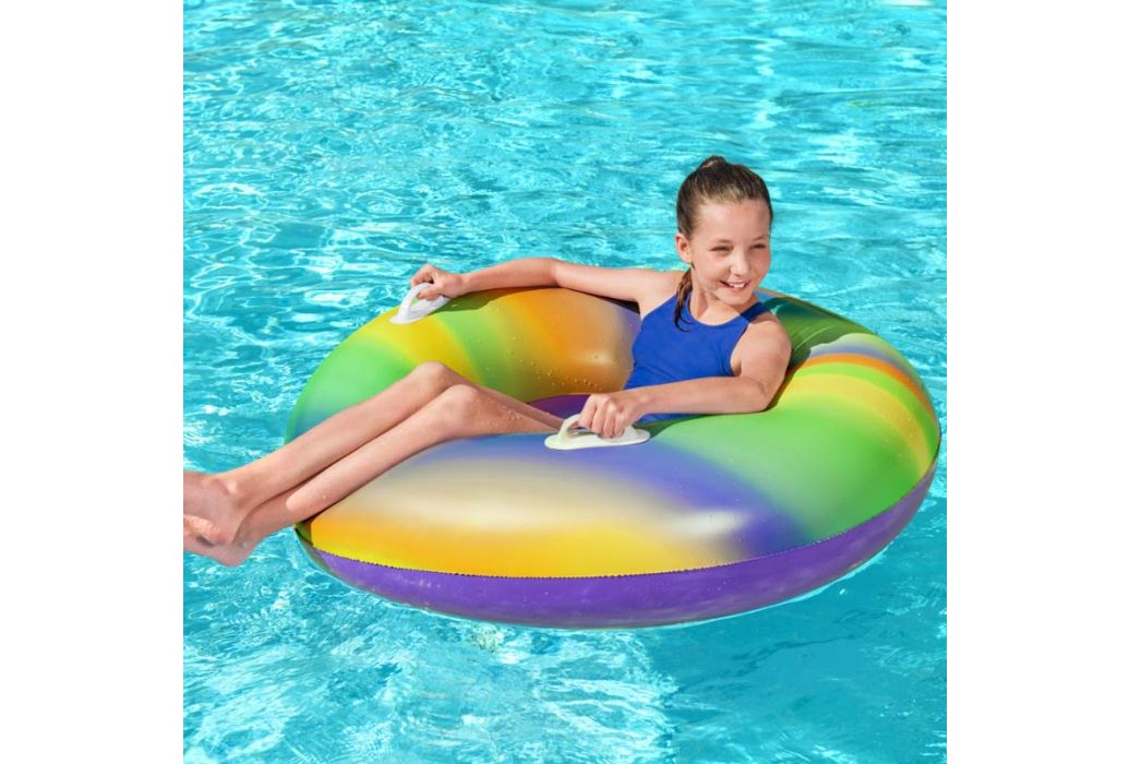 Bestway zwemband regenboog 119 cm met persoon op water