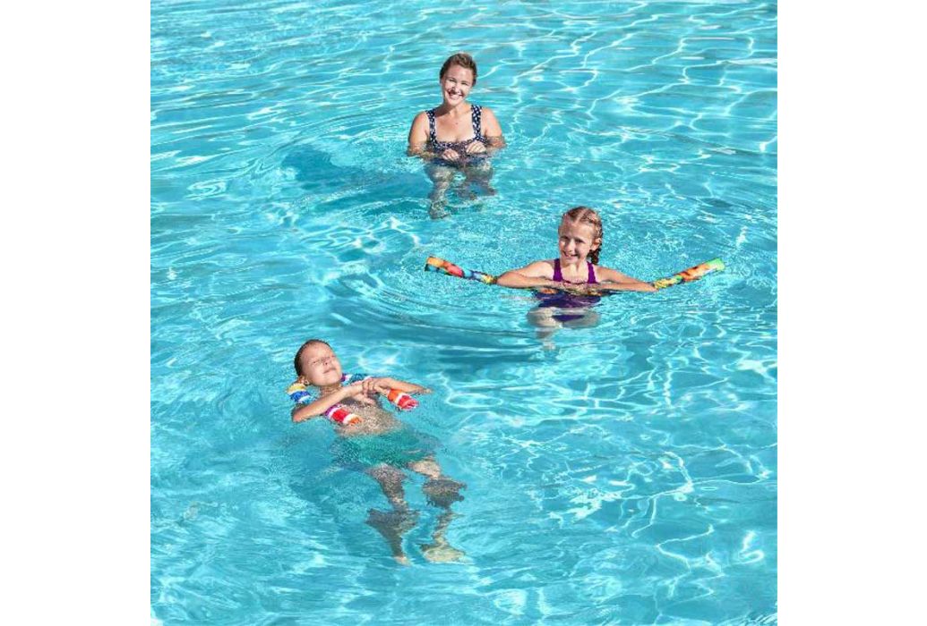 Bestway zwemnoodles in het water