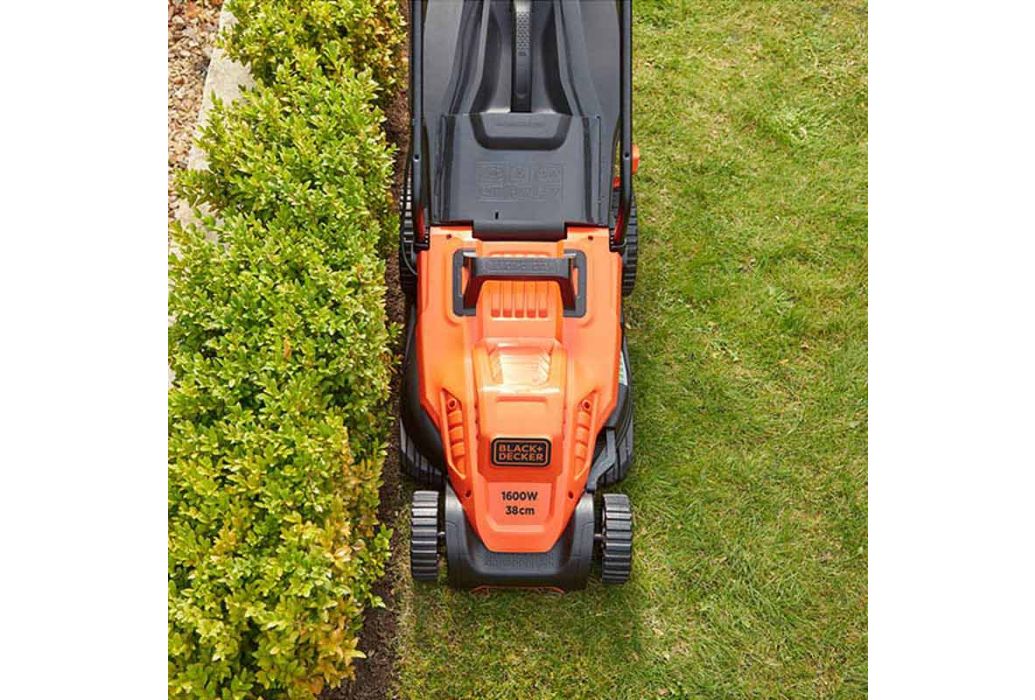 BLACK+DECKER elektrische grasmaaier 1600 W in gebruik