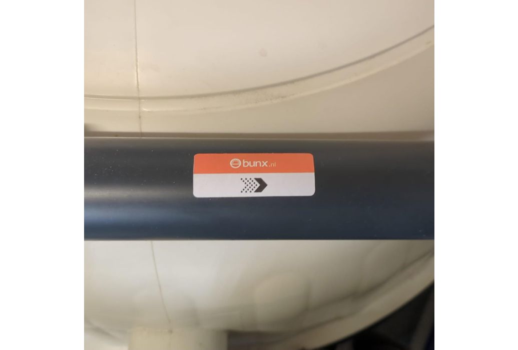 Stickervel voor technische ruimte zwembad pijp