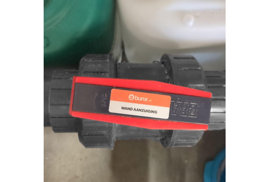 Stickervel voor technische ruimte zwembad wand aanzuiging