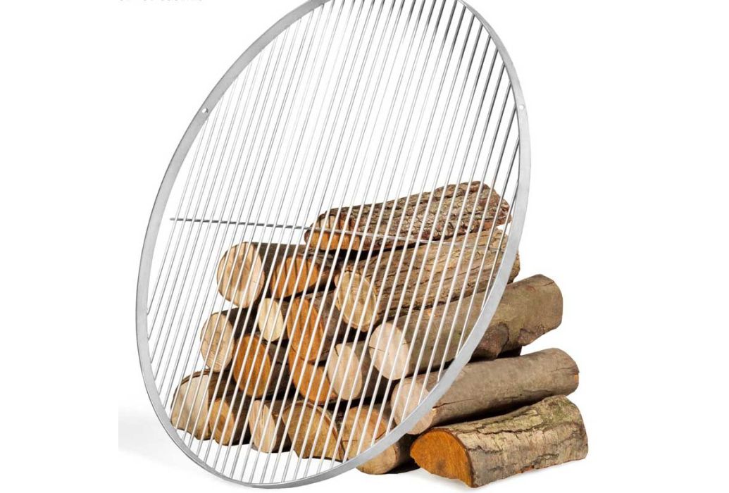 Rvs grillrooster leunend tegen hout