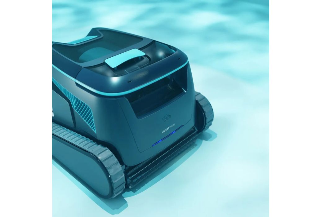 Dolphin Liberty 600 draadloze zwembadrobot in water