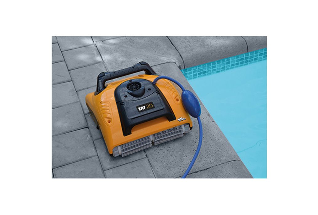 Dolphin W20 zwembadreiniger voorbeeld aan het zwembad
