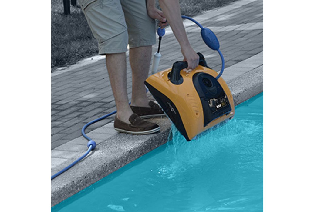 Dolphin W20 zwembadreiniger voorbeeld in het water