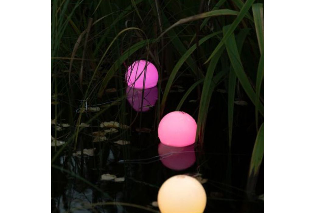 Finnlumor drijvende solar led lampjes RGB in water roze en geel