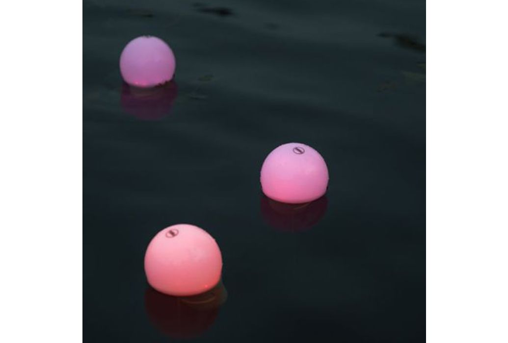 Finnlumor drijvende solar led lampjes RGB in water roze en paars