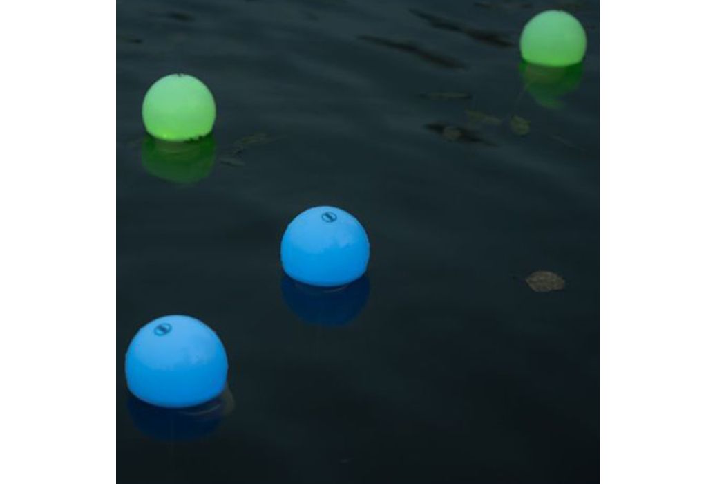 Finnlumor drijvende solar led lampjes RGB in water groen en blauw