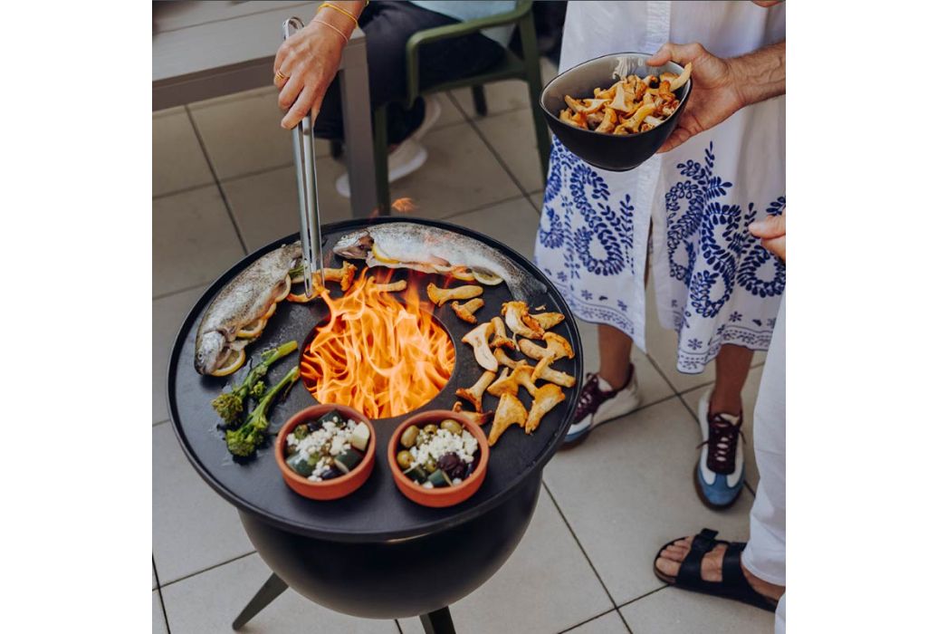 Höfats Plancha BBQ set met hoog standaard zwart Ø 45 x 75 cm barbecuen