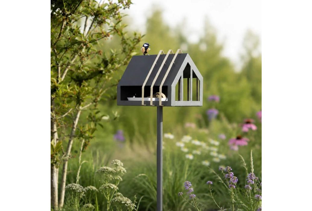 Heeej Open Framed Feeder vogelvoederhuisje op paal donkergrijs voorbeeld in groene omgeving