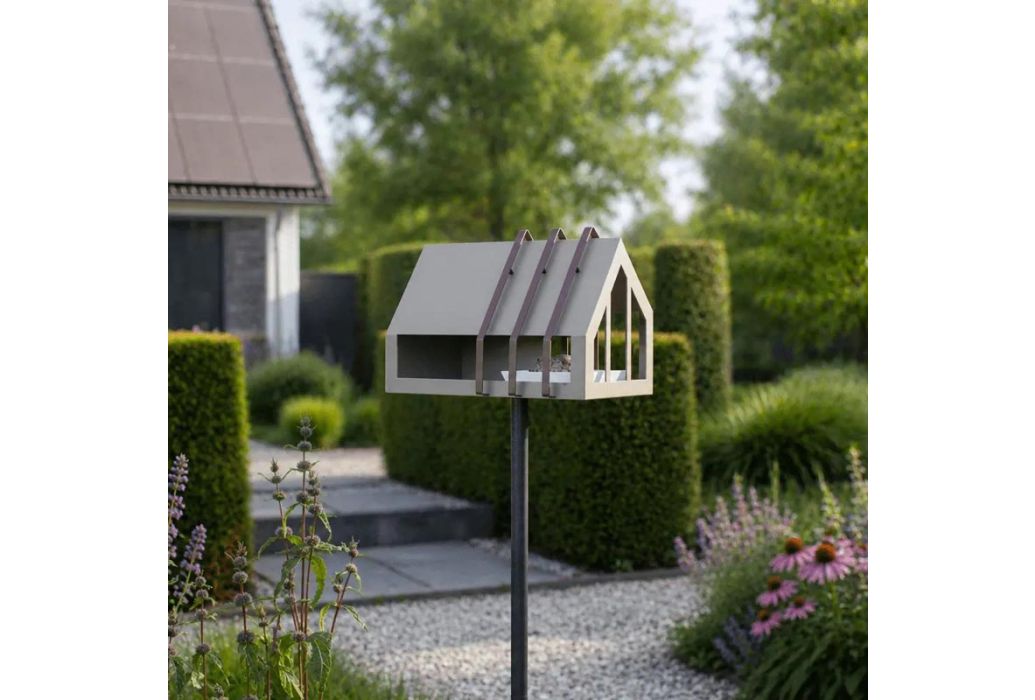 Heeej Open Framed Feeder vogelvoederhuisje op paal parelmoer beige voorbeeld in tuin