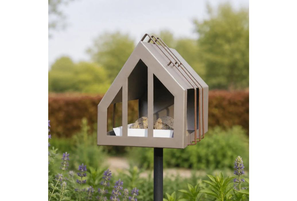 Heeej Open Framed Feeder vogelvoederhuisje op paal parelmoer beige met vetbollen voorkant