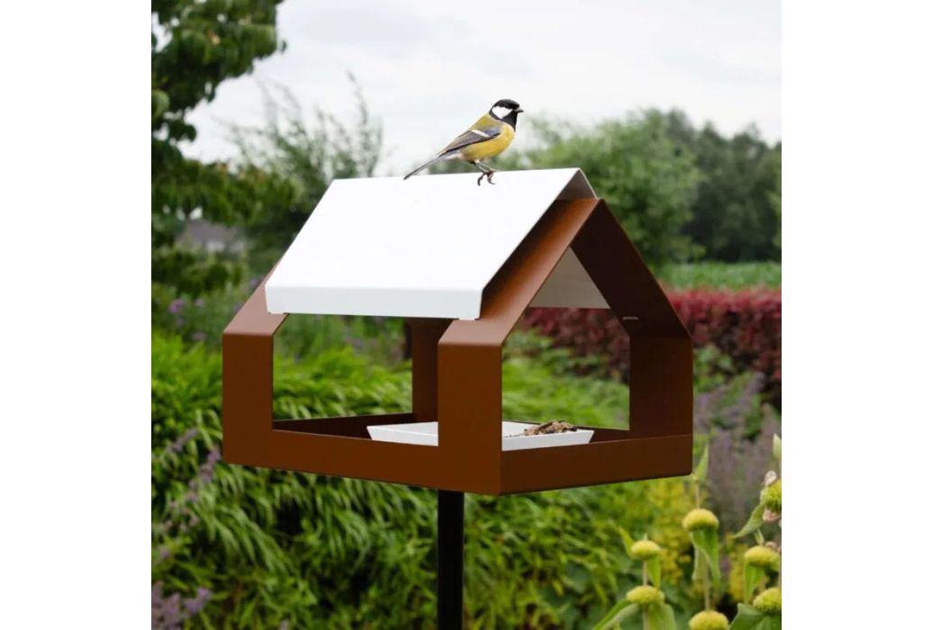 Heeej The Barn Vogelvoederhuisje op paal Bruin en wit sfeerbeeld