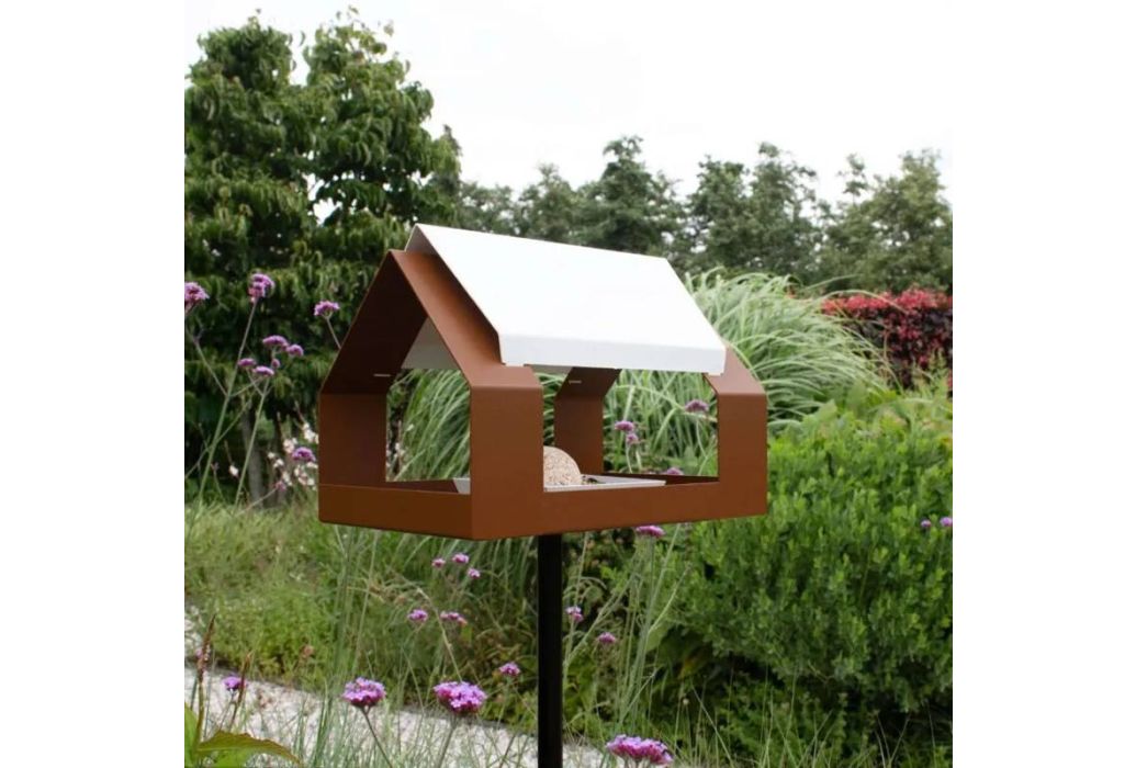 Heeej The Barn Vogelvoederhuisje op paal Bruin en wit sfeerbeeld