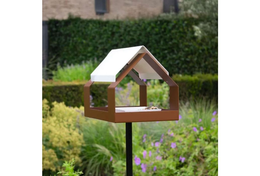 Heeej The Barn Vogelvoederhuisje op paal Bruin en wit sfeerbeeld