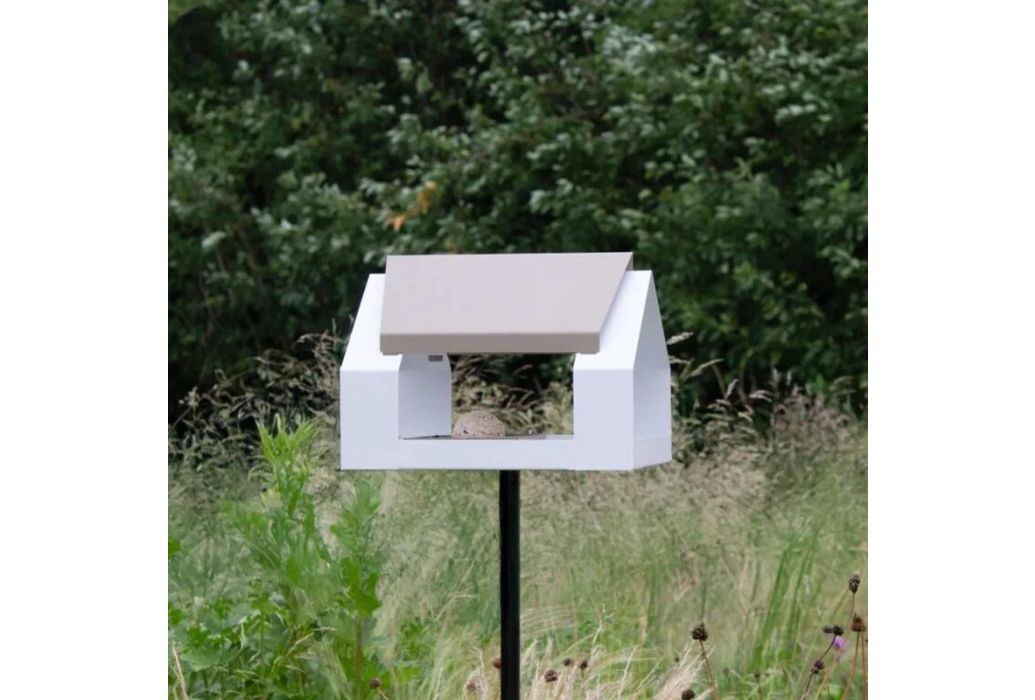 Heeej The Barn vogelvoederhuisje op paal zand & wit sfeerbeeld
