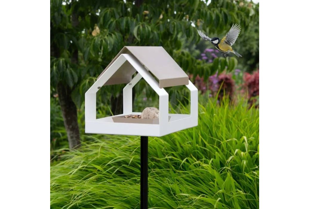 Heeej The Barn vogelvoederhuisje op paal zand & wit sfeerbeeld