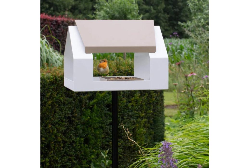 Heeej The Barn vogelvoederhuisje op paal zand & wit sfeerbeeld