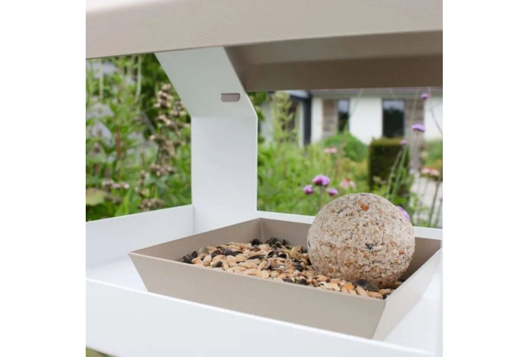 Heeej The Barn vogelvoederhuisje op paal zand & wit sfeerbeeld