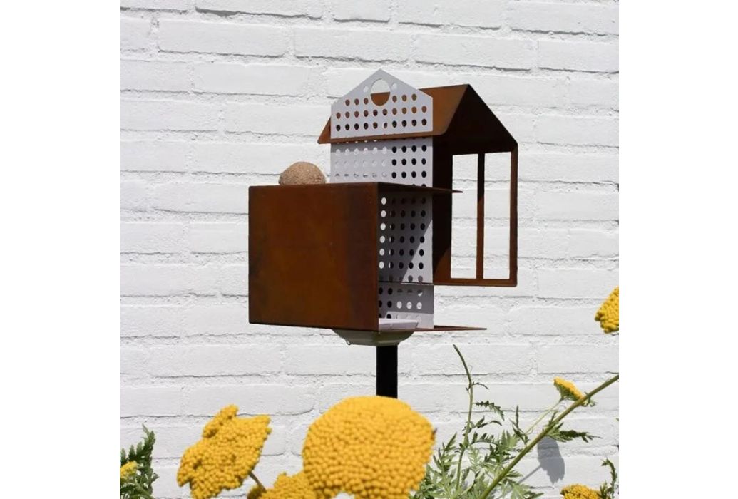 Heeej Tweet House vogelvoederhuisje op paal cortenstaal sfeerbeeld