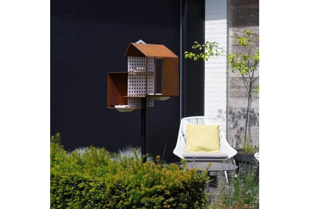 Heeej Tweet House vogelvoederhuisje op paal cortenstaal sfeerbeeld