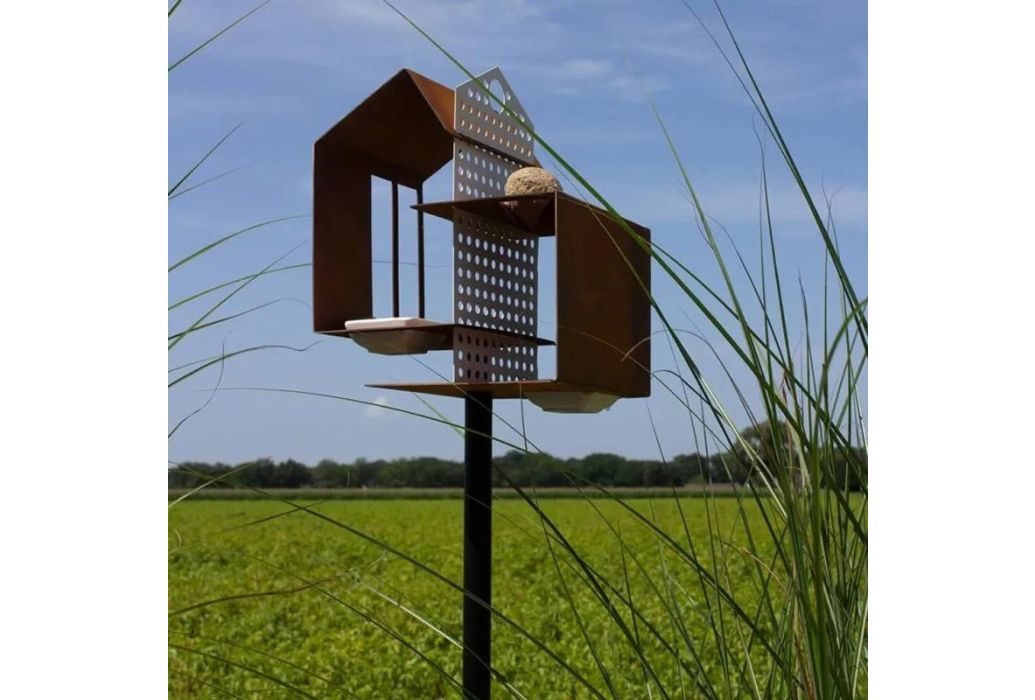 Heeej Tweet House vogelvoederhuisje op paal cortenstaal sfeerbeeld