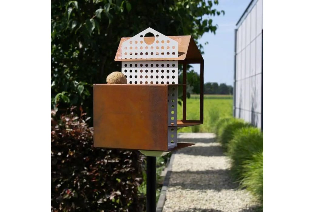 Heeej Tweet House vogelvoederhuisje op paal cortenstaal sfeerbeeld