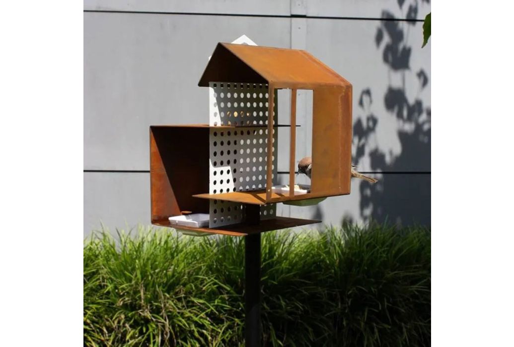 Heeej Tweet House vogelvoederhuisje op paal cortenstaal sfeerbeeld