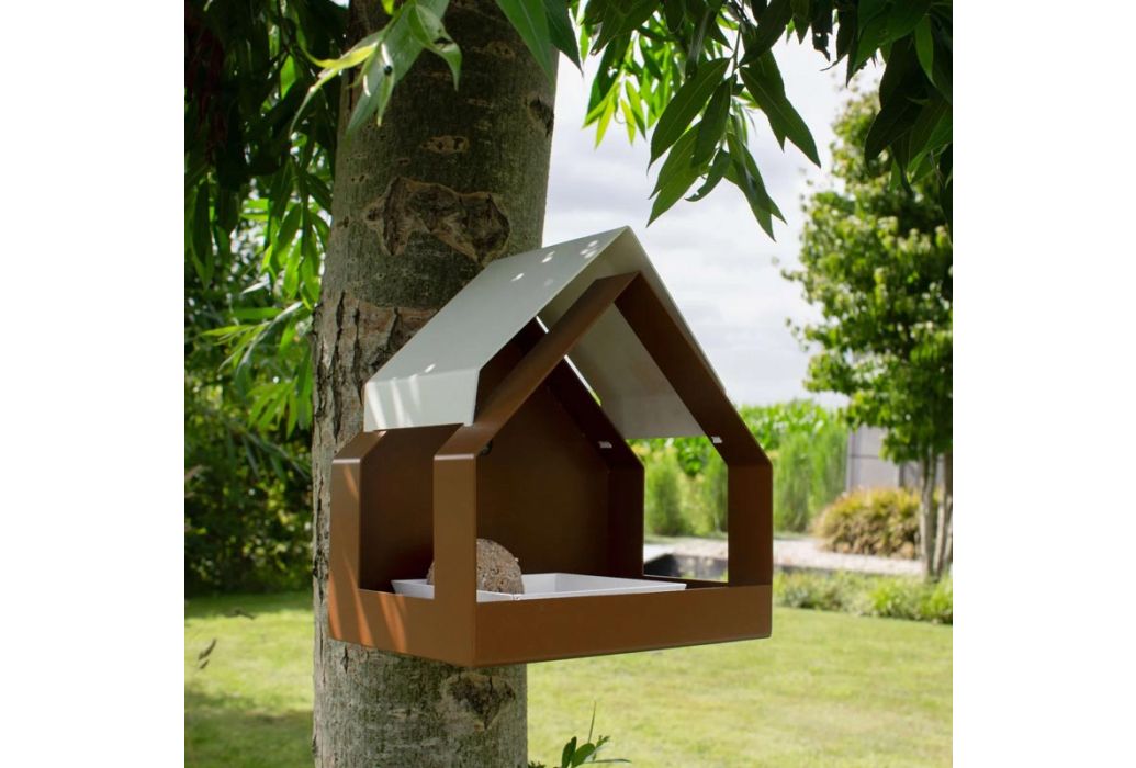 Heeej The Barn wand vogelvoederhuisj bruin & wit productfoto sfeerbeeld