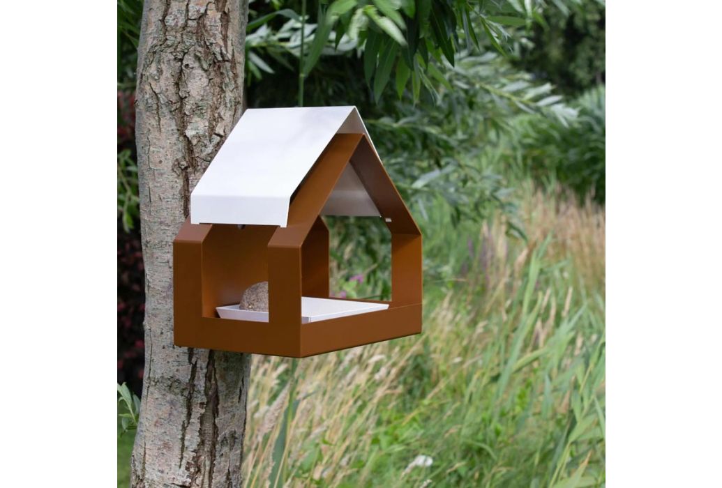 Heeej The Barn wand vogelvoederhuisj bruin & wit productfoto sfeerbeeld