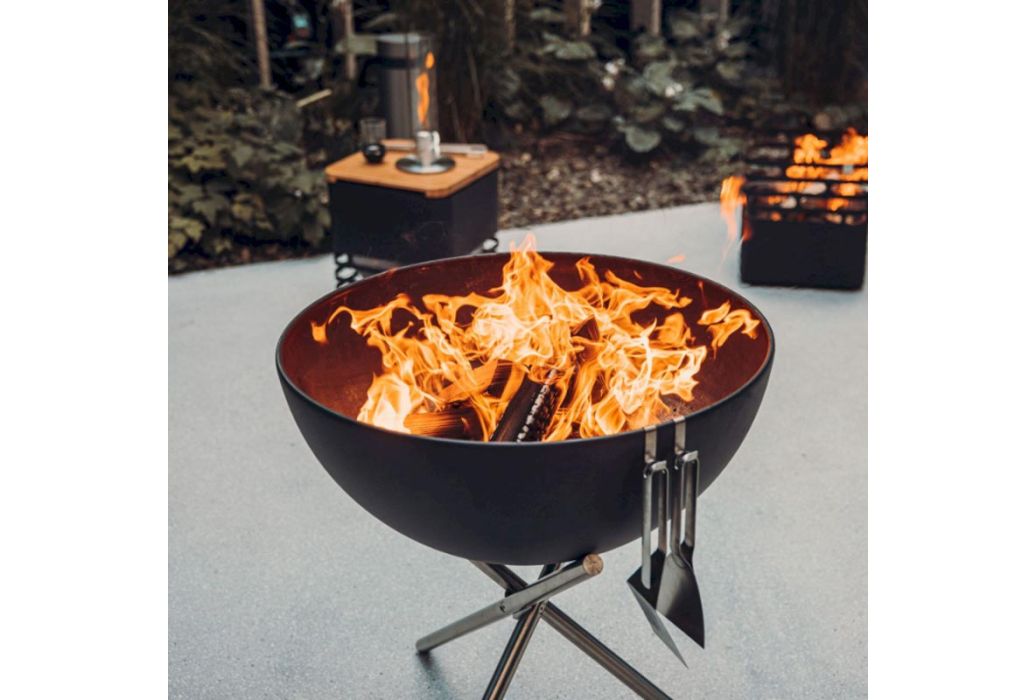 Höfats bowl vuurschaal & BBQ met hoog standaard 70 cm binnen vuur ingezoomd