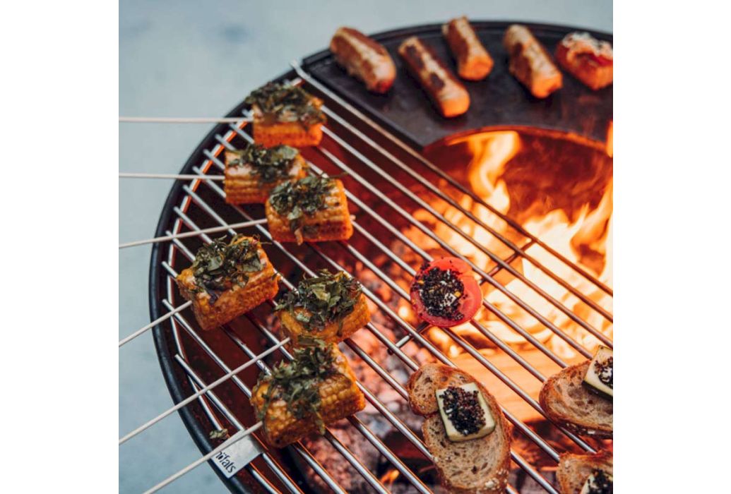 Höfats bowl vuurschaal & BBQ met hoog standaard 70 cm bovenkant ingezoomd