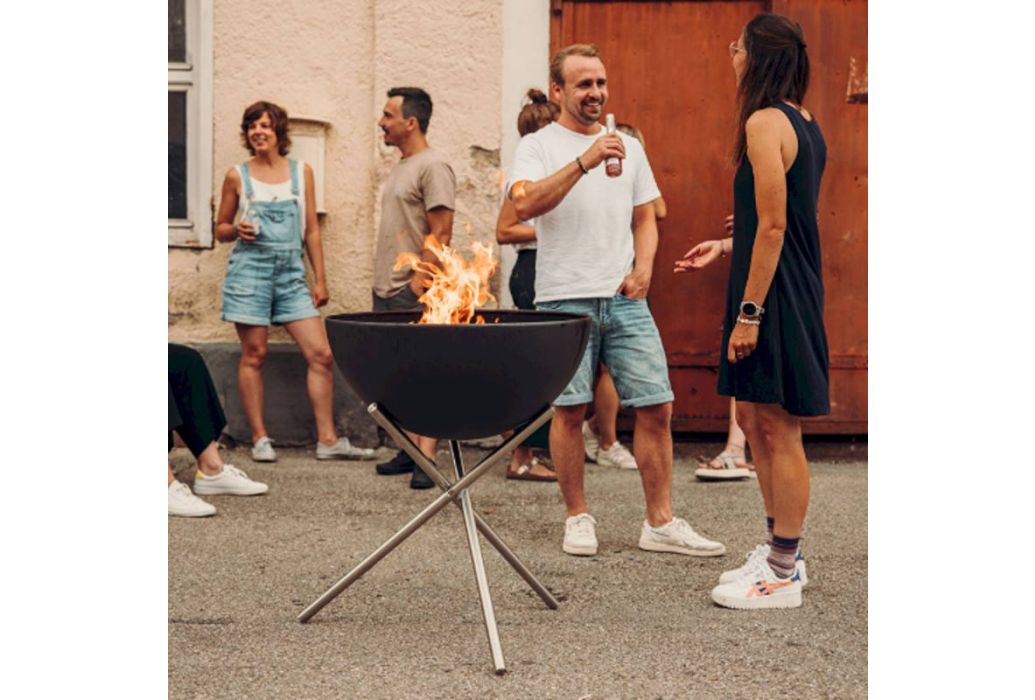 Höfats bowl vuurschaal & BBQ met hoog standaard 70 cm met mensen 2