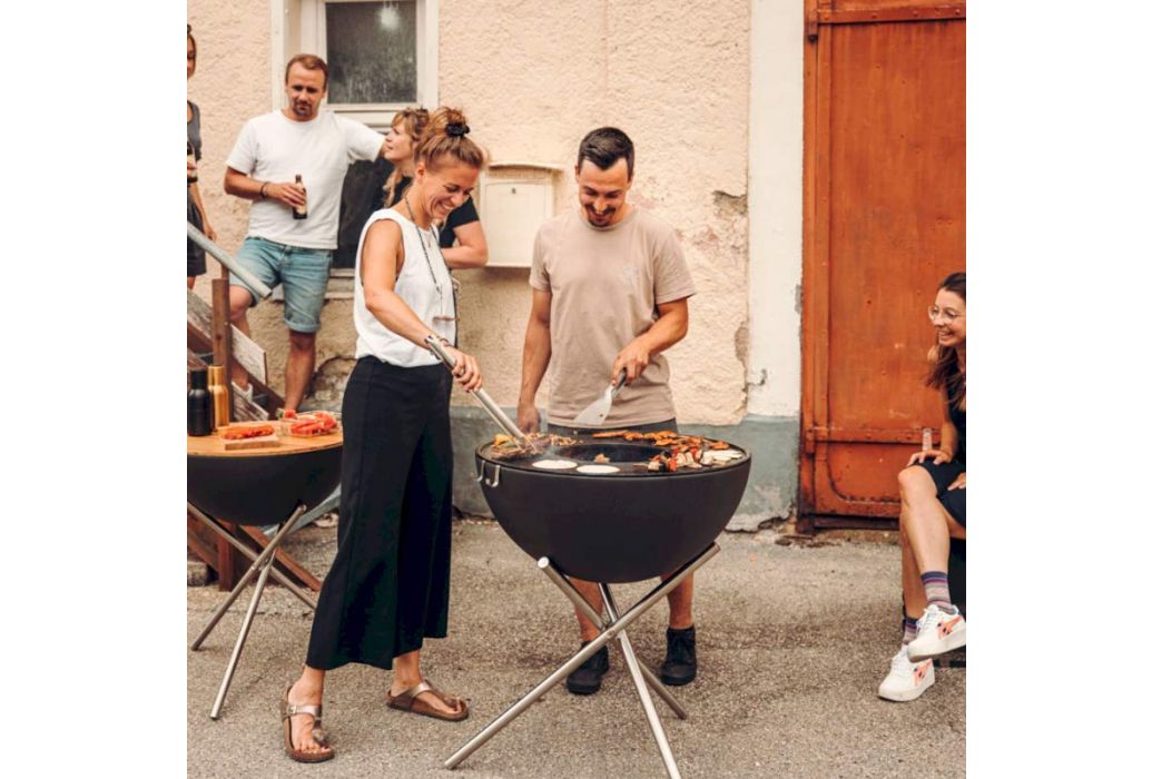 Höfats bowl vuurschaal & BBQ met hoog standaard 70 cm met mensen