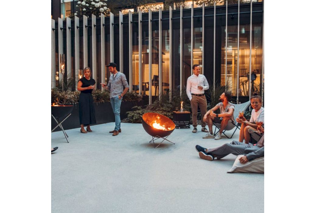 Hofäts bowl vuurschaal & BBQ met laag standaard 70 cm met mensen 2
