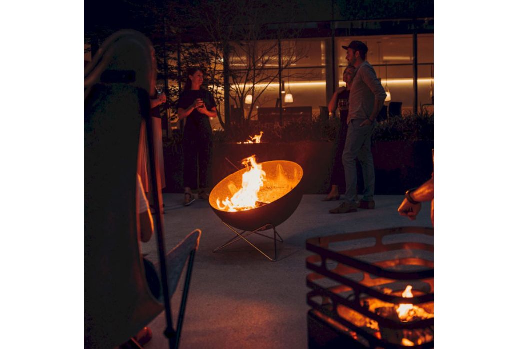 Hofäts bowl vuurschaal & BBQ met laag standaard 70 cm met mensen 3