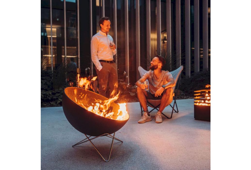 Hofäts bowl vuurschaal & BBQ met laag standaard 70 cm met mensen