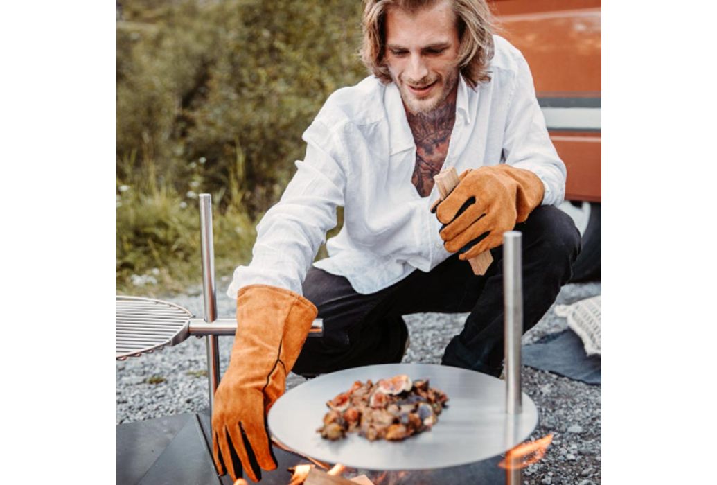 Höfats vuurvaste handschoenen leer met persoon 2