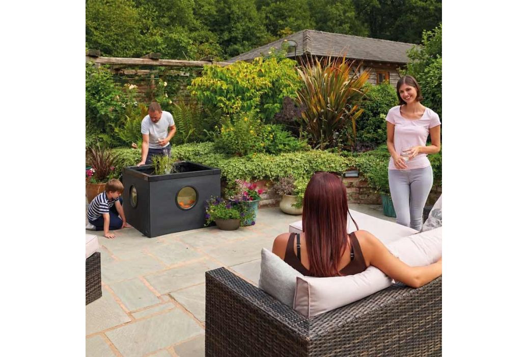Hozelock Outdoor Aquarium terrasvijver voorbeeld in tuin
