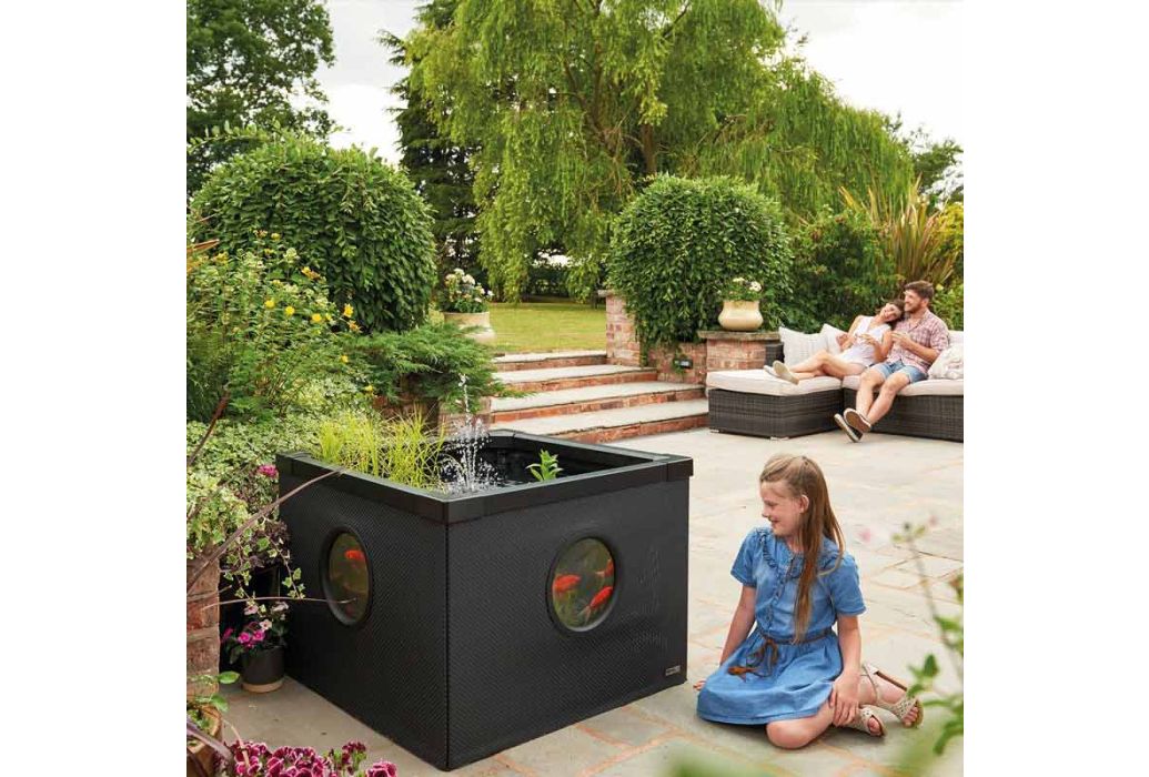 Hozelock Outdoor Aquarium terrasvijver voorbeeld in tuin