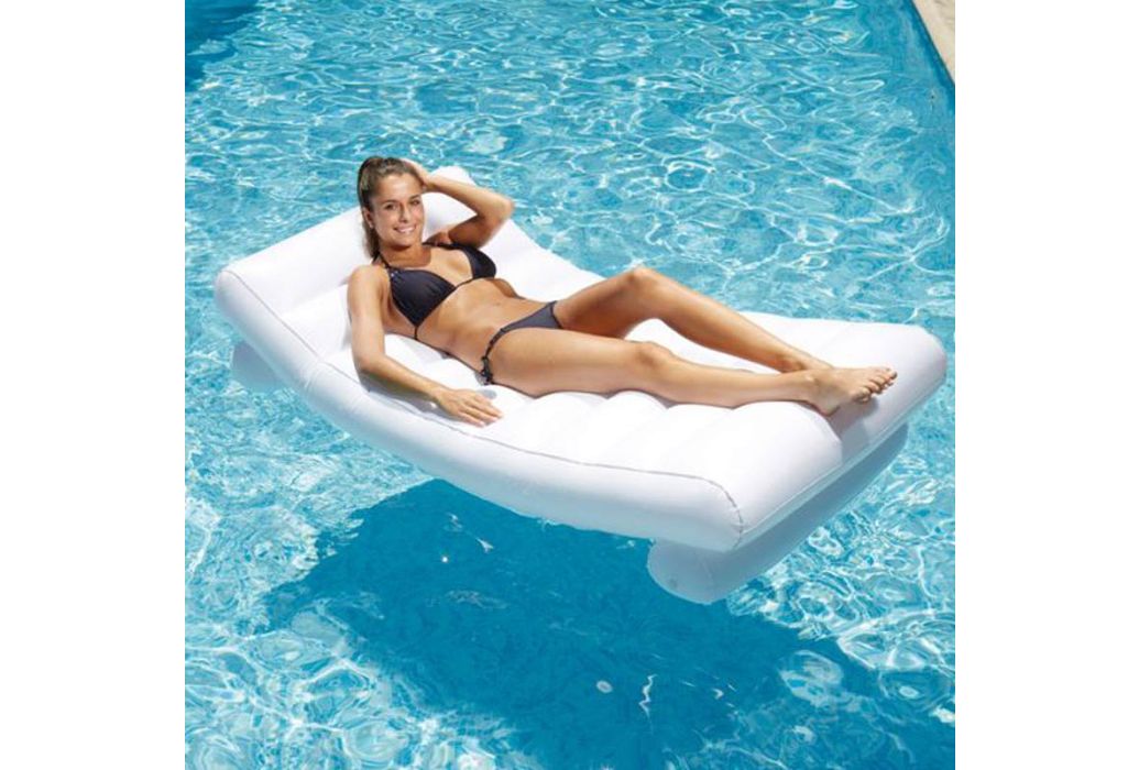 Interline drijvend luxe ligbed op water met persoon