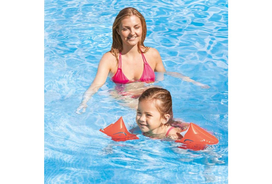 Intex deluxe zwembandjes in het water