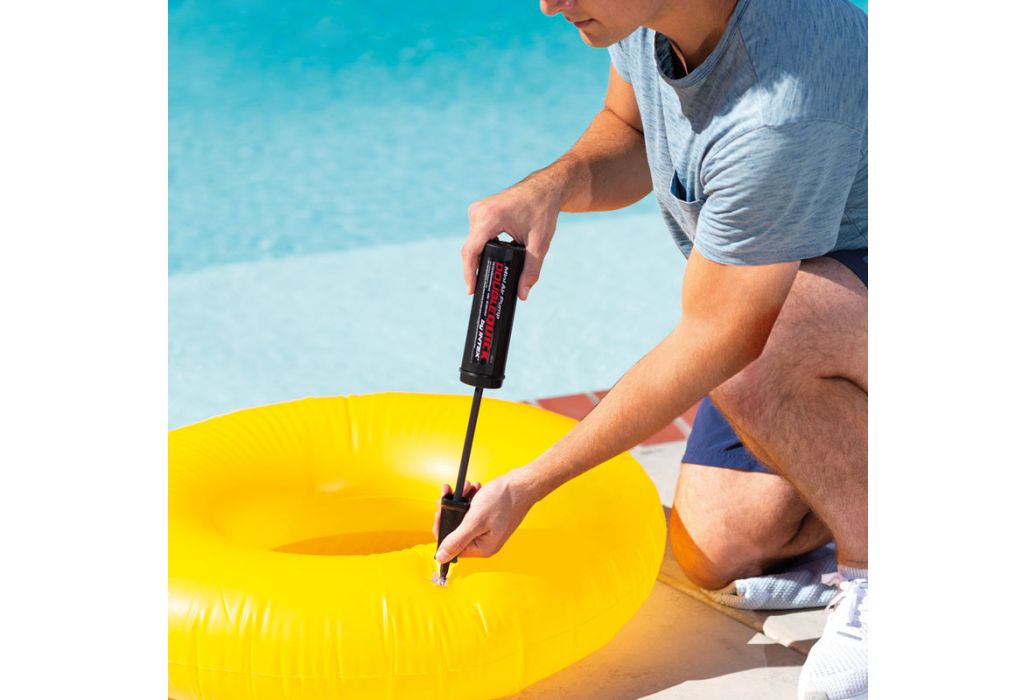 Intex Double Quick mini handpomp in gebruik