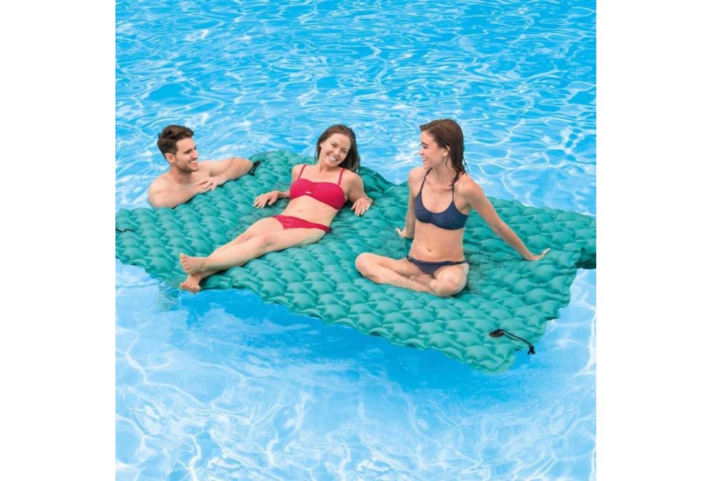 Intex giant floating mat luchtbed 290 x 213 x 5 cm op water