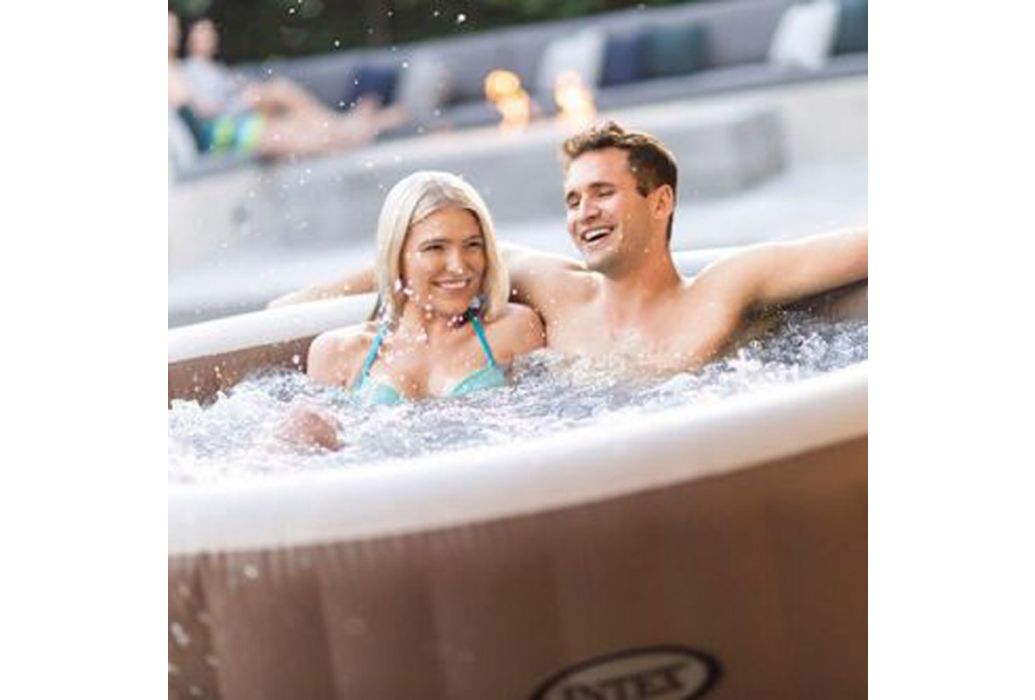 Intex PureSpa Bubbel opblaasbare spa 4 persoons in gebruik