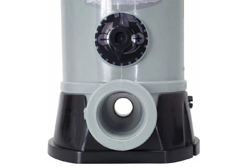 Kokido Inline automatische chloordispenser close up