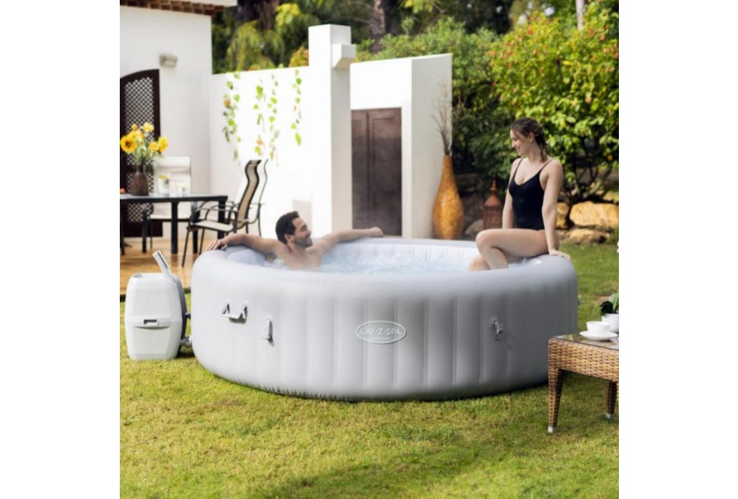 Bestway Lay-Z-spa Grenada buiten met mensen 1